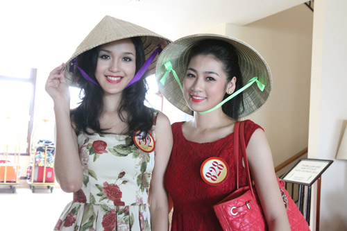 Thí sinh Hoa hậu "cưỡng hôn" bạn - 4