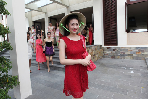 Thí sinh Hoa hậu "cưỡng hôn" bạn - 3