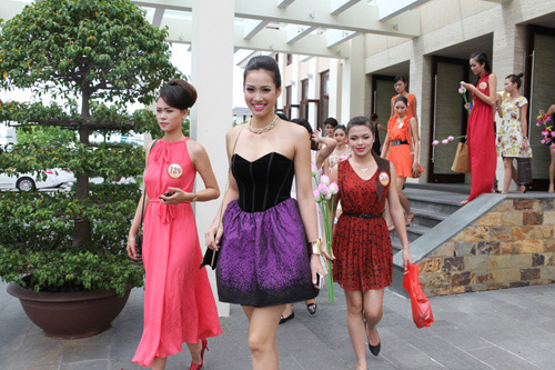 Thí sinh Hoa hậu "cưỡng hôn" bạn - 11