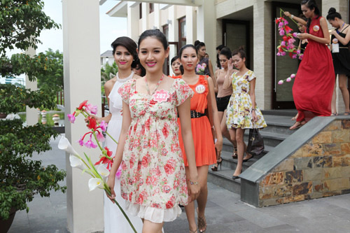 Thí sinh Hoa hậu "cưỡng hôn" bạn - 12
