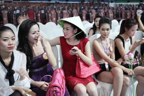 Thí sinh Hoa hậu "cưỡng hôn" bạn - 6