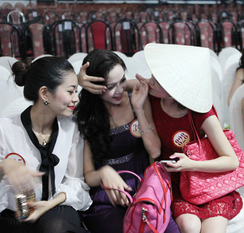Thí sinh Hoa hậu "cưỡng hôn" bạn - 7