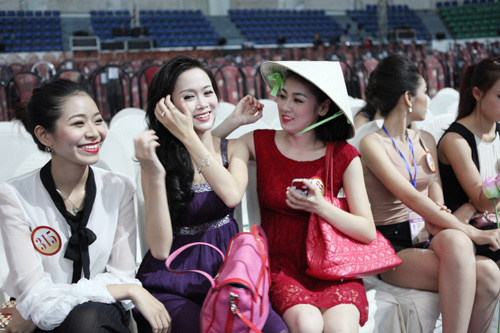 Thí sinh Hoa hậu "cưỡng hôn" bạn - 5