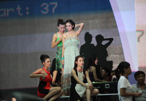 Thí sinh Hoa hậu "cưỡng hôn" bạn - 14