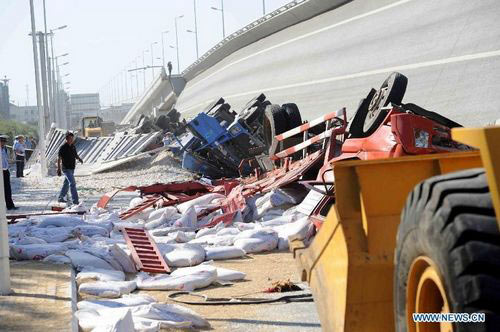 TQ: Cả trăm mét cầu treo sập từ độ cao 30m