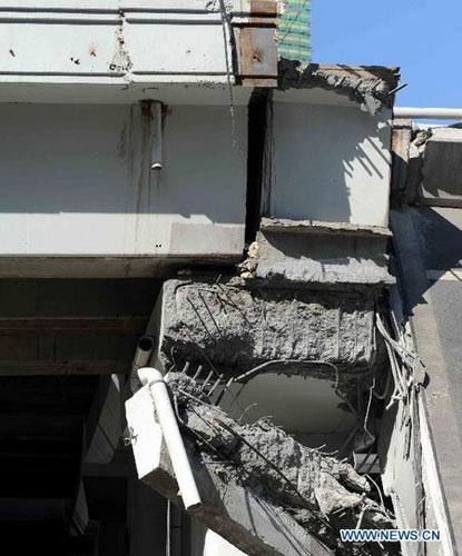 TQ: Cả trăm mét cầu treo sập từ độ cao 30m