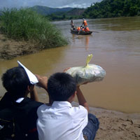 Giáo dục - du học - Chòng chành đò nhỏ qua sông đến trường