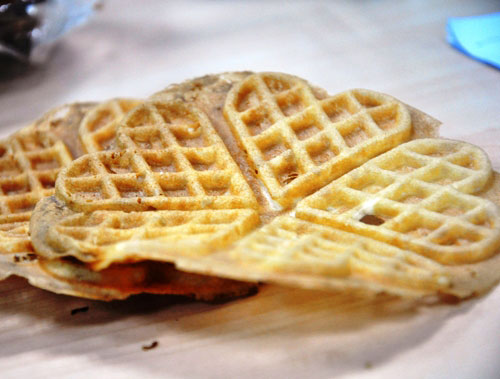 Món ăn vặt hấp dẫn quanh hồ con Rùa - 3