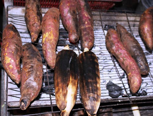 Món ăn vặt hấp dẫn quanh hồ con Rùa - 4