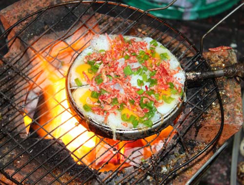 Món ăn vặt hấp dẫn quanh hồ con Rùa - 8