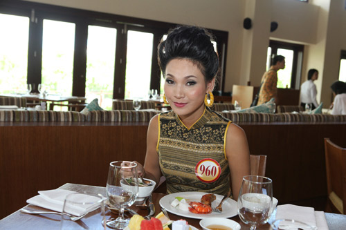 "Đột nhập" phòng thí sinh hoa hậu - 16