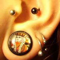 Sức khỏe đời sống - Xỏ khuyên, mất mạng như chơi