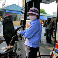 Thị trường - Tiêu dùng - Giá xăng tăng thổi “ngọn lửa” khó khăn?