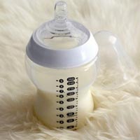 Sức khỏe đời sống - Pha sữa bằng nước tinh khiết có tốt?