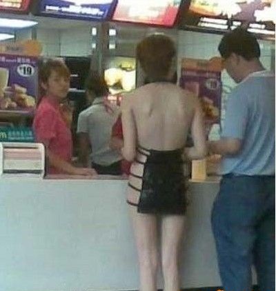 Cô gái ăn mặc kỳ lạ trên phố - 1