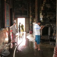 Tin tức trong ngày - Lại cháy chùa do đốt nến trong chính điện