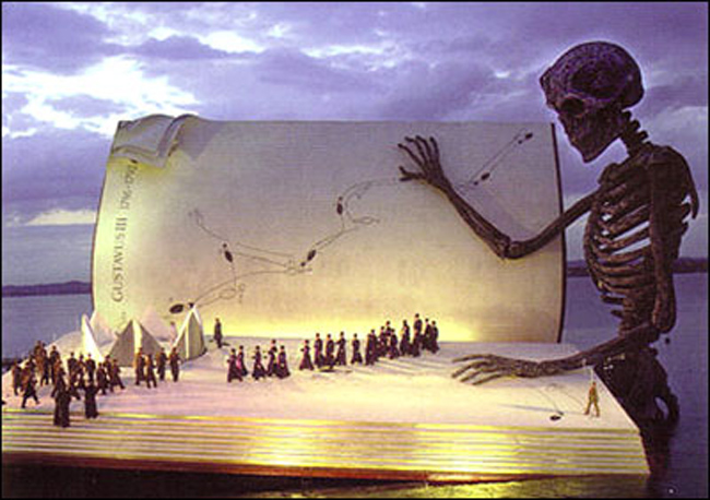 Không hề photoshop, đó là quang cảnh của rạp hát opera Ein Maskenball lấy ý tưởng là Thần chết đang đọc cuốn sách về cuộc đời.