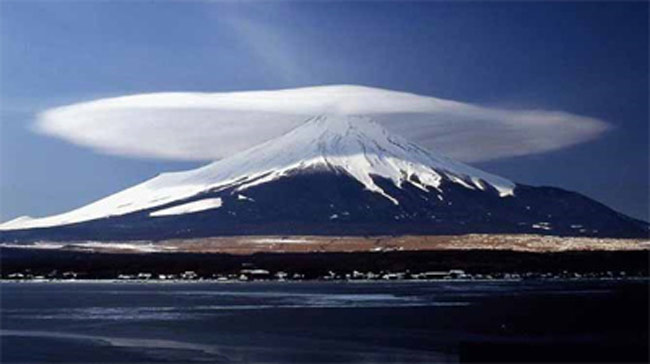 Đám mây trên đỉnh núi tạo nên ảo giác về đĩa bay.
