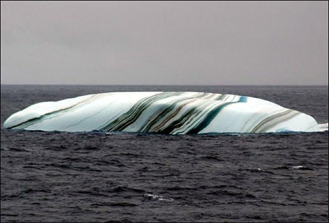 Đây hoàn toàn là hình ảnh của một tảng băng, không hề được sơn, vẽ. Nó được quan sát thấy ngoài khơi bờ biển của Nam Phi. Những vết sọc là do trầm tích, hoặc những xác chết của các vật nhuyễn thể bị mắc kẹt trong lớp băng qua thời gian.