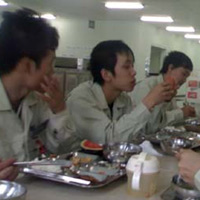 Tin tức trong ngày - Bữa cơm công nhân: Đã hẻo còn bị xẻo