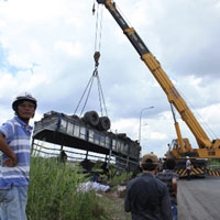 Tin tức trong ngày - TPHCM: Xe tải lật úp, chôn chặt xác tài xế