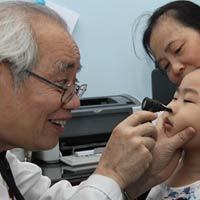 Sức khỏe đời sống - Mẹ tự mua thuốc nhỏ, con hỏng mũi