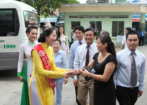 Thu Thảo ân cần bên bệnh nhân ung thư - 4