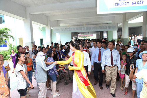 Thu Thảo ân cần bên bệnh nhân ung thư - 5