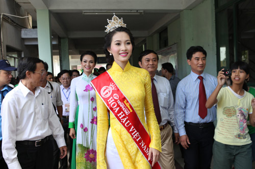 Thu Thảo ân cần bên bệnh nhân ung thư - 3