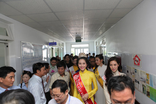 Thu Thảo ân cần bên bệnh nhân ung thư - 2