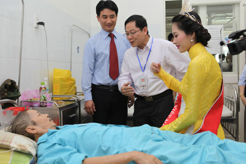 Thu Thảo ân cần bên bệnh nhân ung thư - 9