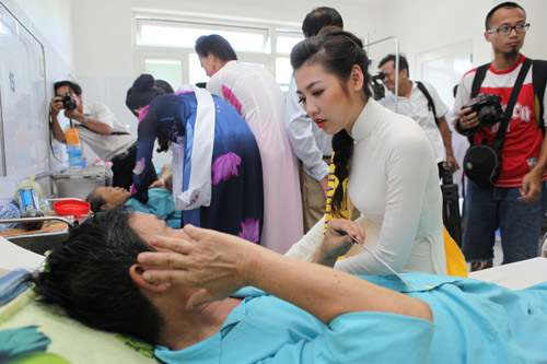 Thu Thảo ân cần bên bệnh nhân ung thư - 12