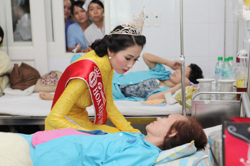 Thu Thảo ân cần bên bệnh nhân ung thư - 8