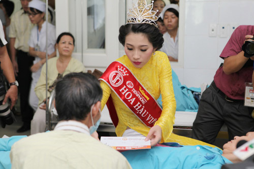 Thu Thảo ân cần bên bệnh nhân ung thư - 10