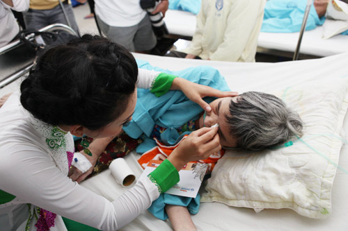 Thu Thảo ân cần bên bệnh nhân ung thư - 14