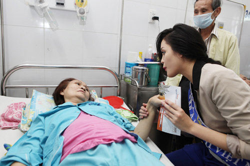 Thu Thảo ân cần bên bệnh nhân ung thư - 13