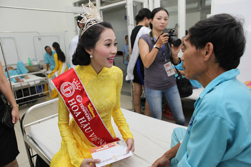 Thu Thảo ân cần bên bệnh nhân ung thư - 11