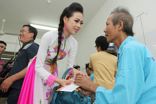 Thu Thảo ân cần bên bệnh nhân ung thư - 15