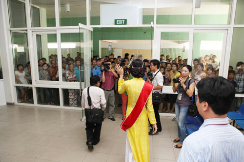 Thu Thảo ân cần bên bệnh nhân ung thư - 6