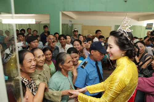 Thu Thảo ân cần bên bệnh nhân ung thư - 7