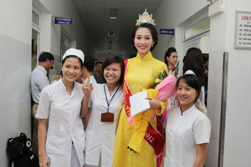 Thu Thảo ân cần bên bệnh nhân ung thư - 4