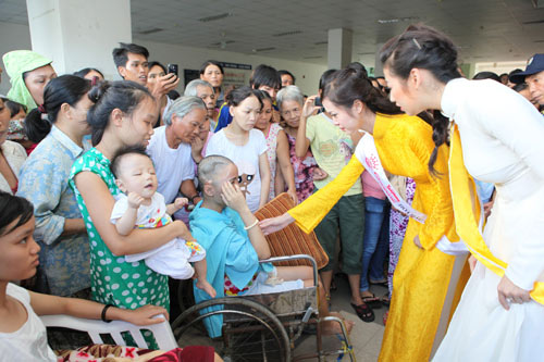 Thu Thảo ân cần bên bệnh nhân ung thư - 7