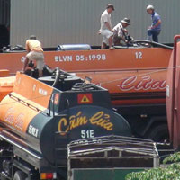 Tin tức trong ngày - Đột nhập lò sản xuất xăng dỏm