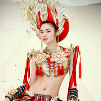 Người mẫu - Hoa hậu - Ngọc Oanh hở táo bạo với váy dân tộc