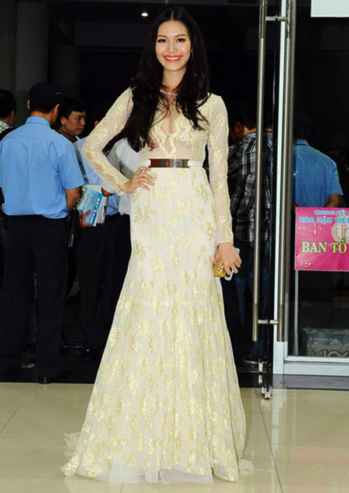 Hoa hậu Thùy Dung khéo "úp mở" cơ thể - 6