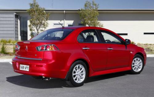 Mitsubishi Lancer công bố giá - 2