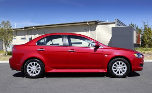 Mitsubishi Lancer công bố giá - 3