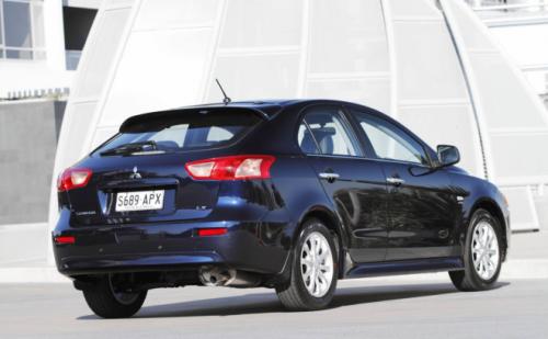 Mitsubishi Lancer công bố giá - 6