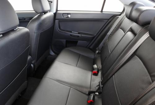Mitsubishi Lancer công bố giá - 9
