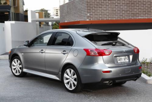 Mitsubishi Lancer công bố giá - 2